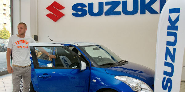 grande-successo-per-la-cerimonia-di-consegna-di-suzuki-swift-ai-fuoriclasse-granata-foto-consegna-chiavi-swift-glik