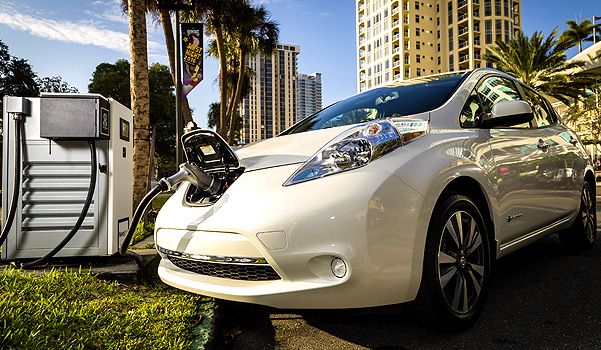 bmw-and-nissan-partner-to-deploy-dual-fast-chargers-across-the-us-to-benefit-electric-vehicle-drivers-2015-12-23-nissan-leaf